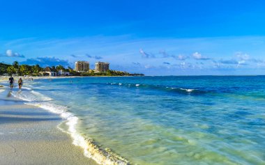 Playa del Carmen Quintana Roo Meksika 30 numara. Temmuz 2023 Tropikal Meksika Karayip plajı ve denizi çok eğlenceli insanlarla güneş şemsiyeleri Playa del Carmen Meksika 'da turkuaz su.