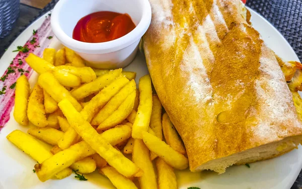 Playa del Carmen Quintana Roo Mexico 'da tavuklu ekmek, domates salatası ve patates kızartması..