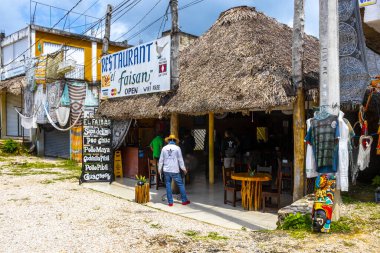 Coba Quintana Roo Meksika 01. Ekim 2023 'te, Coba Belediyesi Tulum Quintana Roo Mexico' da, restoranların bilet gişeleri ve Coba harabelerine giriş mağazaları açıldı..