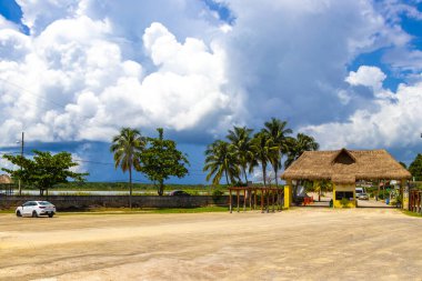 Coba Quintana Roo Meksika 01. Ekim 2023 'te, Coba Belediyesi Tulum Quintana Roo Mexico' da, restoranların bilet gişeleri ve Coba harabelerine giriş mağazaları açıldı..