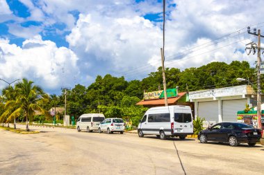 Coba Quintana Roo Meksika 01. Ekim 2023 'te park halindeki turist otobüsleri minibüsleri Coba Belediyesi' ndeki Coba harabelerinde nakliye araçları Tulum Quintana Roo Mexico.