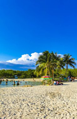 Playa del Carmen Quintana Roo Meksika 17. Mayıs 2023 Tropikal Meksika Karayip plajı ve birçok eğlenceli insanla panorama manzarası. Punta Esmeralda, Playa del Carmen Mexico 'dan güneşlenirler..