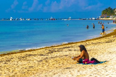 Playa del Carmen Quintana Roo Meksika 05. Ağustos 2023 Tropikal Meksika Karayip plajı ve denizi çok eğlenceli insanlarla güneş şemsiyeleri Playa del Carmen Meksika 'da turkuaz su.