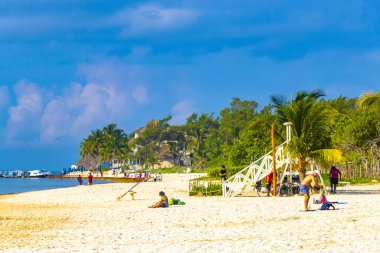 Playa del Carmen Quintana Roo Meksika 05. Ağustos 2023 Tropikal Meksika Karayip plajı ve denizi çok eğlenceli insanlarla güneş şemsiyeleri Playa del Carmen Meksika 'da turkuaz su.