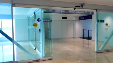 Cancun Quintana Roo Meksika 17. Şubat 2021, Cancun Quintana Roo Meksika havaalanı mimarisi ve koridorları..