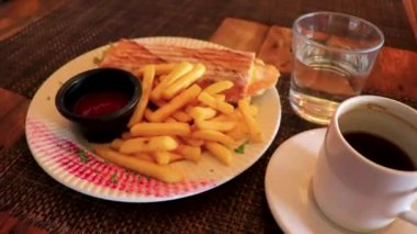 Playa del Carmen Quintana Roo Mexico 'da tavuklu ekmek, domates salatası ve patates kızartması..
