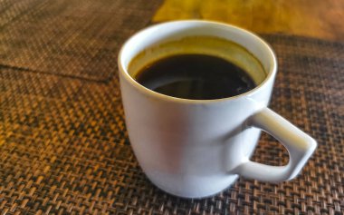 Playa del Carmen Quintana Roo Meksika 'daki restoran kafeteryasında bir bardak siyah kaşık ve tabak kahve..