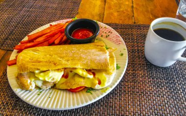 Playa del Carmen Quintana Roo Mexico 'da tavuklu ekmek, domates salatası ve patates kızartması..