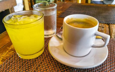 Playa del Carmen Quintana Roo Meksika 'daki restoran kafeteryasında bir bardak siyah kaşık ve tabak kahve..