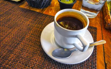 Playa del Carmen Quintana Roo Meksika 'daki restoran kafeteryasında bir bardak siyah kaşık ve tabak kahve..