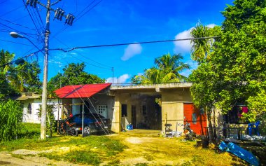 Tulum Meksika 01. Ekim 2023 Tipik renkli sokak yolu ve şehir manzarası boyunca Meksika 'da Tulum' da palmiye ağaçları ve restoranlar trafiği.