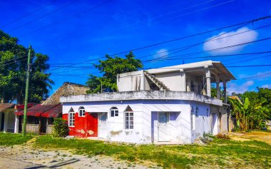 Tulum Meksika 01. Ekim 2023 Tipik renkli sokak yolu ve şehir manzarası boyunca Meksika 'da Tulum' da palmiye ağaçları ve restoranlar trafiği.