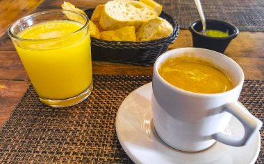 Playa del Carmen Quintana Roo Meksika 'daki restoran kafeteryasında bir bardak siyah kaşık ve tabak kahve..