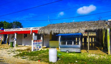 Tulum Meksika 01. Ekim 2023 Tipik renkli sokak yolu ve şehir manzarası boyunca Meksika 'da Tulum' da palmiye ağaçları ve restoranlar trafiği.