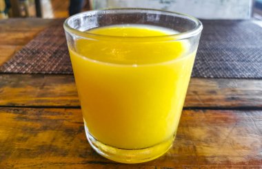 Playa del Carmen Quintana Roo Mexico 'daki PapaCharly Papa Charly restoranında bir bardak portakal suyu ve içecek..