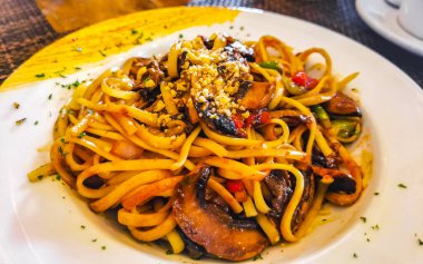 Playa del Carmen Quintana Roo Mexico 'daki PapaCharly Papa Charly restoranında beyaz tabak Tayland makarnası yemek ve içecek..