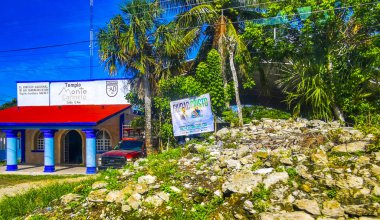 Tulum Meksika 01. Ekim 2023 Tipik renkli sokak yolu ve şehir manzarası boyunca Meksika 'da Tulum' da palmiye ağaçları ve restoranlar trafiği.