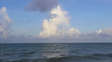Playa del Carmen Meksika 'da berrak turkuaz mavi su ve dalgalarla tropik Meksika Karayip deniz ve sahil manzarası manzarası.