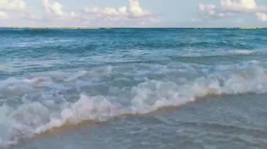 Playa del Carmen Meksika 'da berrak turkuaz mavi su ve dalgalarla tropik Meksika Karayip deniz ve sahil manzarası manzarası.