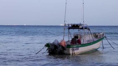 Playa del Carmen Quintana Roo Meksika 14. Ağustos 2023 Tekne yatı Katamaran feribot iskelesi ve limanı. Punta Xcalacoco 'daki tropikal Meksika sahil manzaralı turkuaz mavi su..