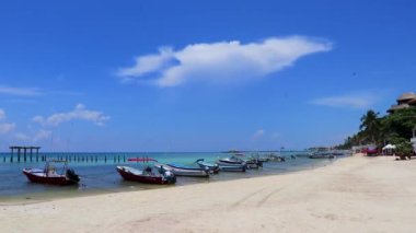 Playa del Carmen Quintana Roo Meksika 05. Ağustos 2023 Tekne yatı Katamaran feribot iskelesi ve limanı, Meksika 'daki tropik Meksika karayip sahili panorama manzarası ve turkuaz mavi su..