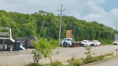 Tulum Quintana Roo Meksika 13. Ağustos 2022 Tulum Quintana Roo Meksika otoyolunda otobüs ve arabalar arasında ciddi bir trafik kazası.