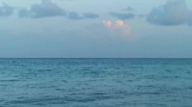 Playa del Carmen Meksika 'da berrak turkuaz mavi su ve dalgalarla tropik Meksika Karayip deniz ve sahil manzarası manzarası.