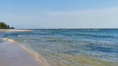 Playa del Carmen Meksika 'da berrak turkuaz mavi su ve dalgalarla tropik Meksika Karayip deniz ve sahil manzarası manzarası.