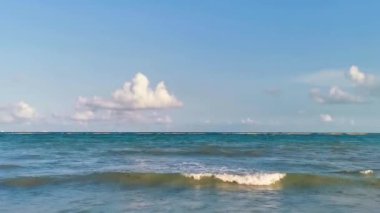 Playa del Carmen Meksika 'da berrak turkuaz mavi su ve dalgalarla tropik Meksika Karayip deniz ve sahil manzarası manzarası.