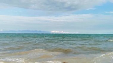 Playa del Carmen Meksika 'da berrak turkuaz mavi su ve dalgalarla tropik Meksika Karayip deniz ve sahil manzarası manzarası.