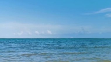 Playa del Carmen Meksika 'da berrak turkuaz mavi su ve dalgalarla tropik Meksika Karayip deniz ve sahil manzarası manzarası.