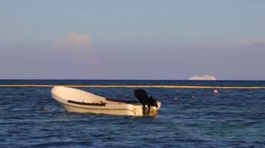 Playa del Carmen Quintana Roo Meksika 05. Ağustos 2023 Tekne yatı Katamaran feribot iskelesi ve limanı, Meksika 'daki tropik Meksika karayip sahili panorama manzarası ve turkuaz mavi su..
