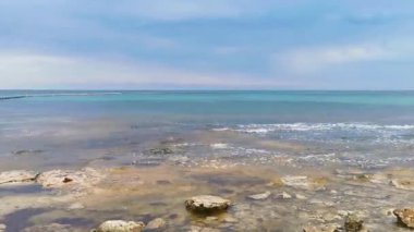 Playa del Carmen Quintana Roo Meksika sahilindeki turkuaz yeşil ve mavi sularda kayalar ve mercanlar..