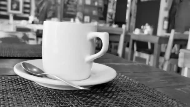 Egy Pohár Amerikai Fekete Kávé Kanállal Tányérral Asztali Ételeken Italokon — Stock videók