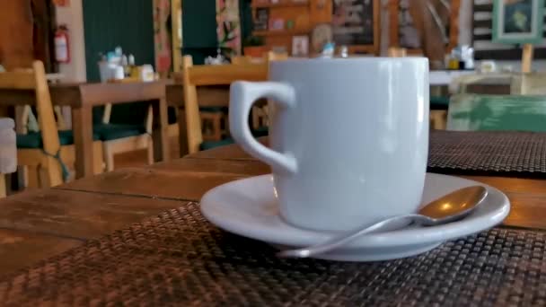 Скляна Чашка Американської Чорної Кави Ложкою Тарілкою Столі Їжа Напої — стокове відео