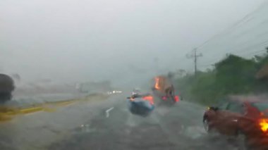 Playa del Carmen Meksika 21. 2023 Ağustos 'unda Quintana Roo Mexico' daki Playa del Carmen karayolunda ağır yağmur altında yüzen otoyolda muson yağmurları altında araba sürerken..