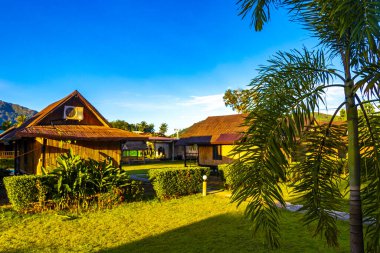 Güneydoğu Asya 'daki Ao Nang Amphoe Mueang Krabi Tayland' da sabah saatlerinde doğal tropikal orman tatil köyündeki ahşap bambu kulübelerinde kulübeler..