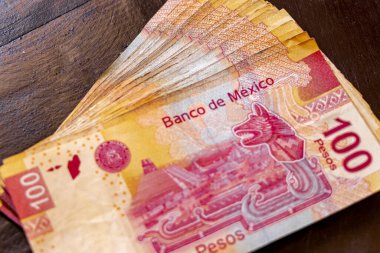 Playa del Carmen Quintana Roo Meksika 22. Şubat 2021 Banknotlar Yığını Playa del Carmen Quintana Roo Meksika 'daki ahşap bir masada 100 Meksika pezosu.