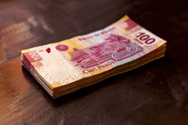 Playa del Carmen Quintana Roo Meksika 22. Şubat 2021 Banknotlar Yığını Playa del Carmen Quintana Roo Meksika 'daki ahşap bir masada 100 Meksika pezosu.