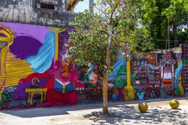 Playa del Carmen Quintana Roo Meksika 28 numara. Mayıs 2021 Playa del Carmen Meksika 'da resim ve graffiti ile sanatsal duvarlar.