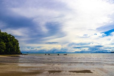 Turkuaz su plajındaki tropik cennet manzarası ve NopPharat Thara sahilindeki kireçtaşı kayalıkları arasındaki uçurum Ao Nang Krabi Tayland plajı..