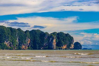 Turkuaz su plajındaki tropik cennet manzarası ve NopPharat Thara sahilindeki kireçtaşı kayalıkları arasındaki uçurum Ao Nang Krabi Tayland plajı..