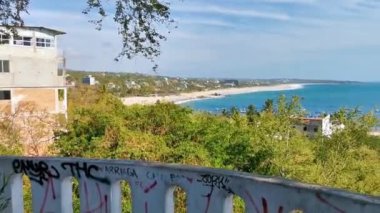 Puerto Escondido Oaxaca Meksika 01. Mart 2023 Güzel tropikal ve doğal şehir ve deniz manzarası Pasifik Okyanusu Palmiyeleri ve Zicatela dalgaları ile plaj.