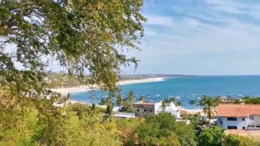 Puerto Escondido Oaxaca Meksika 01. Mart 2023 Güzel tropikal ve doğal şehir ve deniz manzarası Pasifik Okyanusu Palmiyeleri ve Zicatela dalgaları ile plaj.