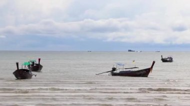 Ao Nang Krabi Tayland 20 numara. Ekim 2018 Turkuaz su sahili, uzun kuyruklu botlar ve NopPharat Thara Sahili arasında Ao Nang Krabi Tayland 'da kireçtaşı kayaları..