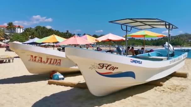 Пуэрто Эскондидо Оахака Мексика Февраль 2023 Рыбацкие Лодки Гавани Пляже — стоковое видео