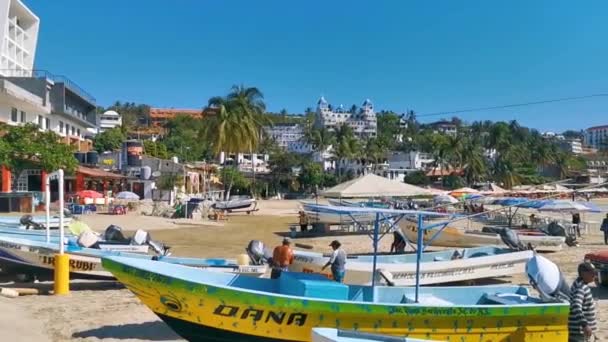 プエルト エスコンディード オアハカ メキシコ25 3月2023 プエルト エスコンディード オアハカ メキシコのジケラによる港とビーチでの漁船 — ストック動画
