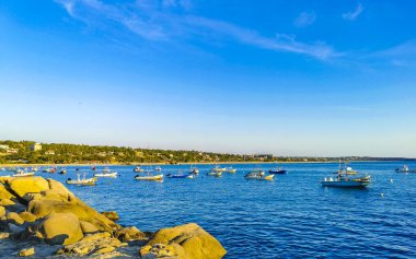 Puerto Escondido Oaxaca Meksika 17. Aralık 2022 Puerto Escondido Oaxaca Meksika 'daki Zicatela liman ve sahilinde balıkçı tekneleri.