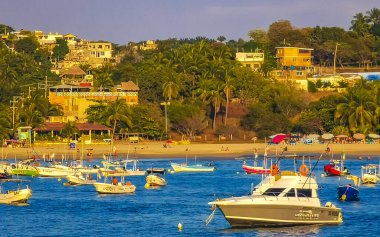 Puerto Escondido Oaxaca Meksika 17. Aralık 2022 Puerto Escondido Oaxaca Meksika 'daki Zicatela liman ve sahilinde balıkçı tekneleri.