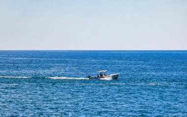 Puerto Escondido Oaxaca Meksika 27. Ocak 2023 Puerto Escondido Oaxaca Meksika 'daki Zicatela liman ve sahilinde balıkçı tekneleri.